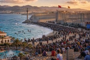 Duizenden migranten op de stranden van Ceuta nabij de Spaans-Marokkaanse grens met grenshek, politie, militairen en wachtende groepen langs de kust.