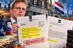 Pepijn van Houwelingen toont documenten van het Ministerie van Buitenlandse Zaken waarin Kamervragen over de oorlog in Oekraïne worden gekoppeld aan pro-Russische narratieven en desinformatie. Op de achtergrond zijn geopolitieke symbolen zichtbaar, waaronder NAVO-schaakstukken, een kaart van Oekraïne, het ministerie, de Tweede Kamer en de Europese Unie.